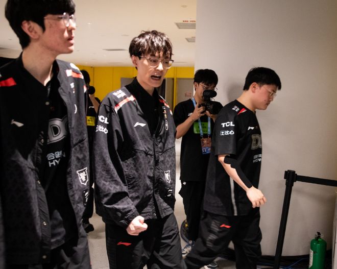 包含Uzi在美国队比赛中挺进下一轮，关键助攻引发热议！的词条